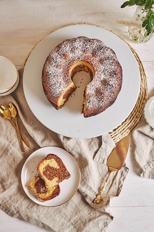 Rodina u bábovky (bábovka)